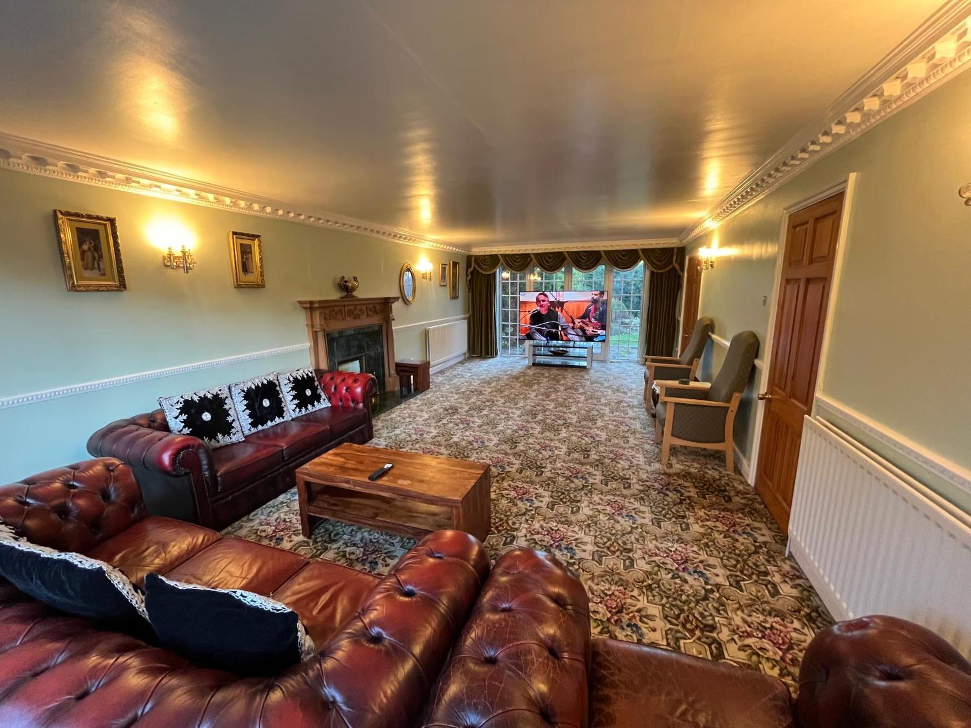 Unwind In Comfort At Cosy Caradus Your 4 Bedroom Home Sweet Home! Birmingam Exterior foto